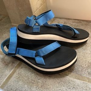 Flatform teva sandals woman’s size 10 blue straps black and white platform